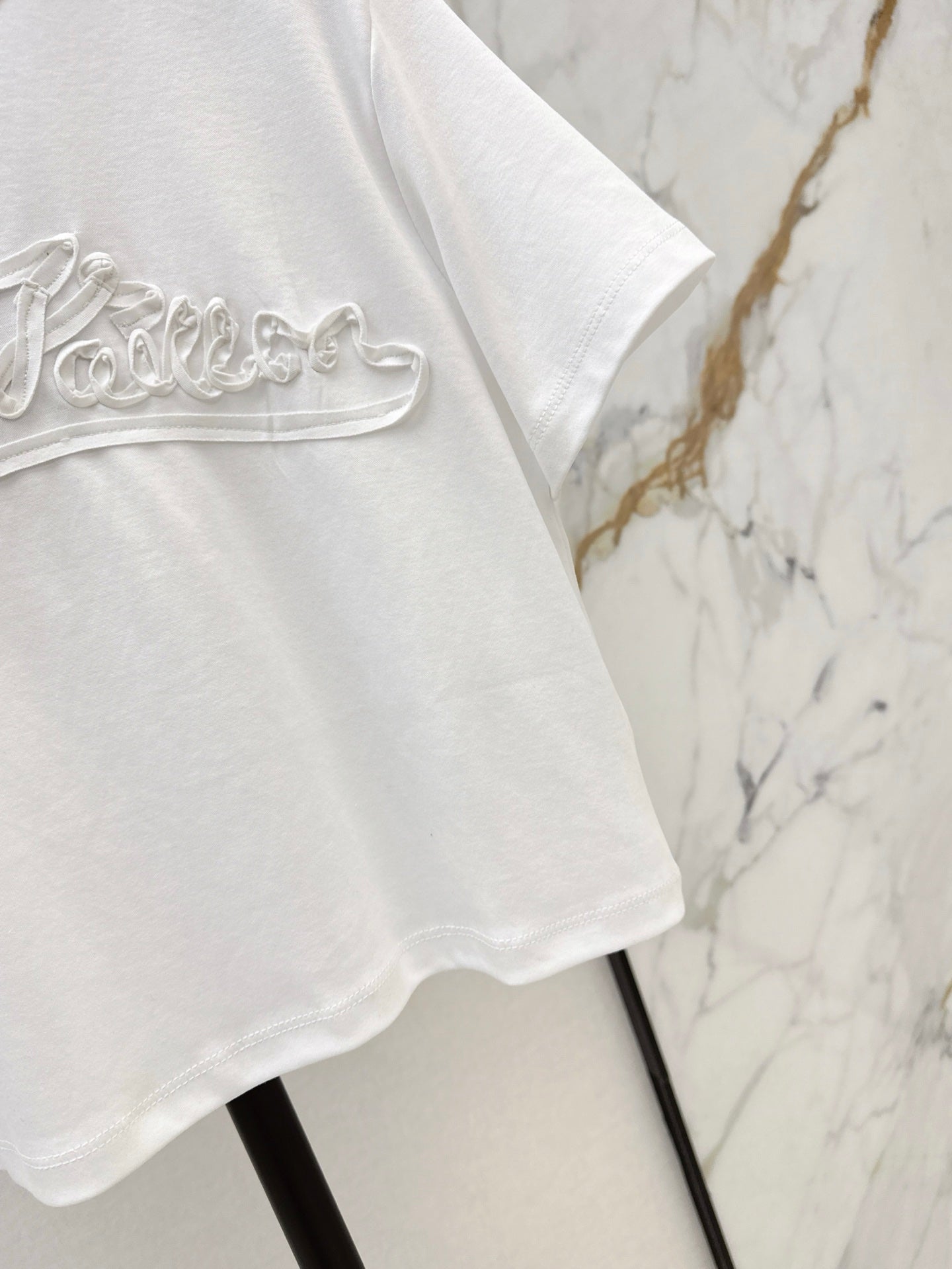 Loui* 25ss Cropped T-shirt with embossed pattern