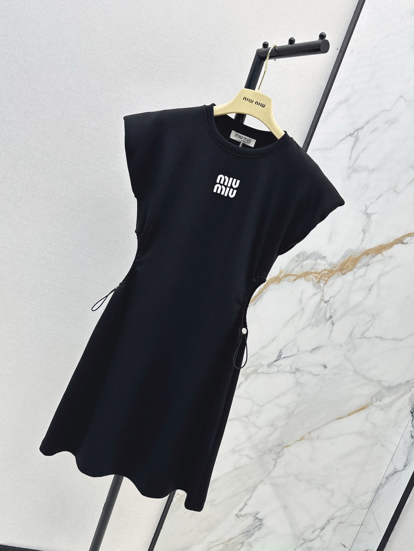 M*u 25ss Embroidered drawstring waist dress