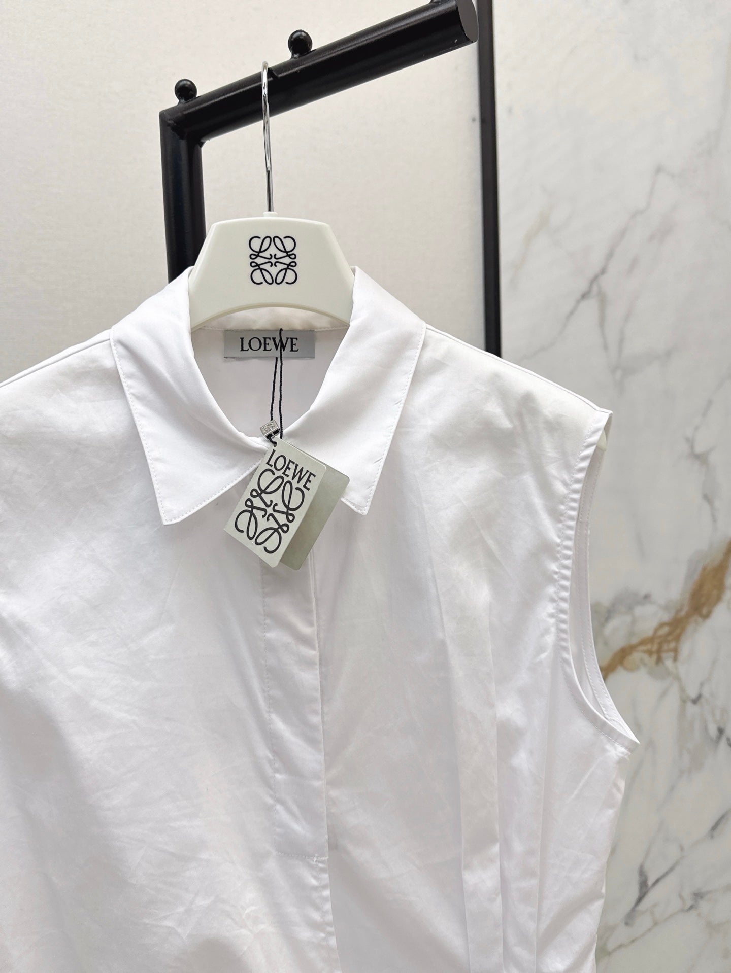 Loe* 25ss Draped sleeveless shirt in cotton