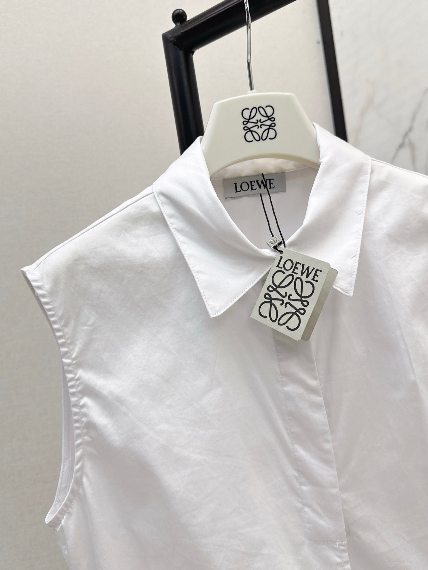 Loe* 25ss Draped sleeveless shirt in cotton