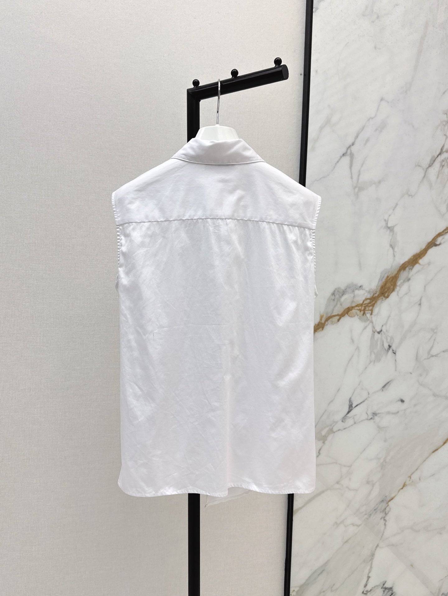 Loe* 25ss Draped sleeveless shirt in cotton