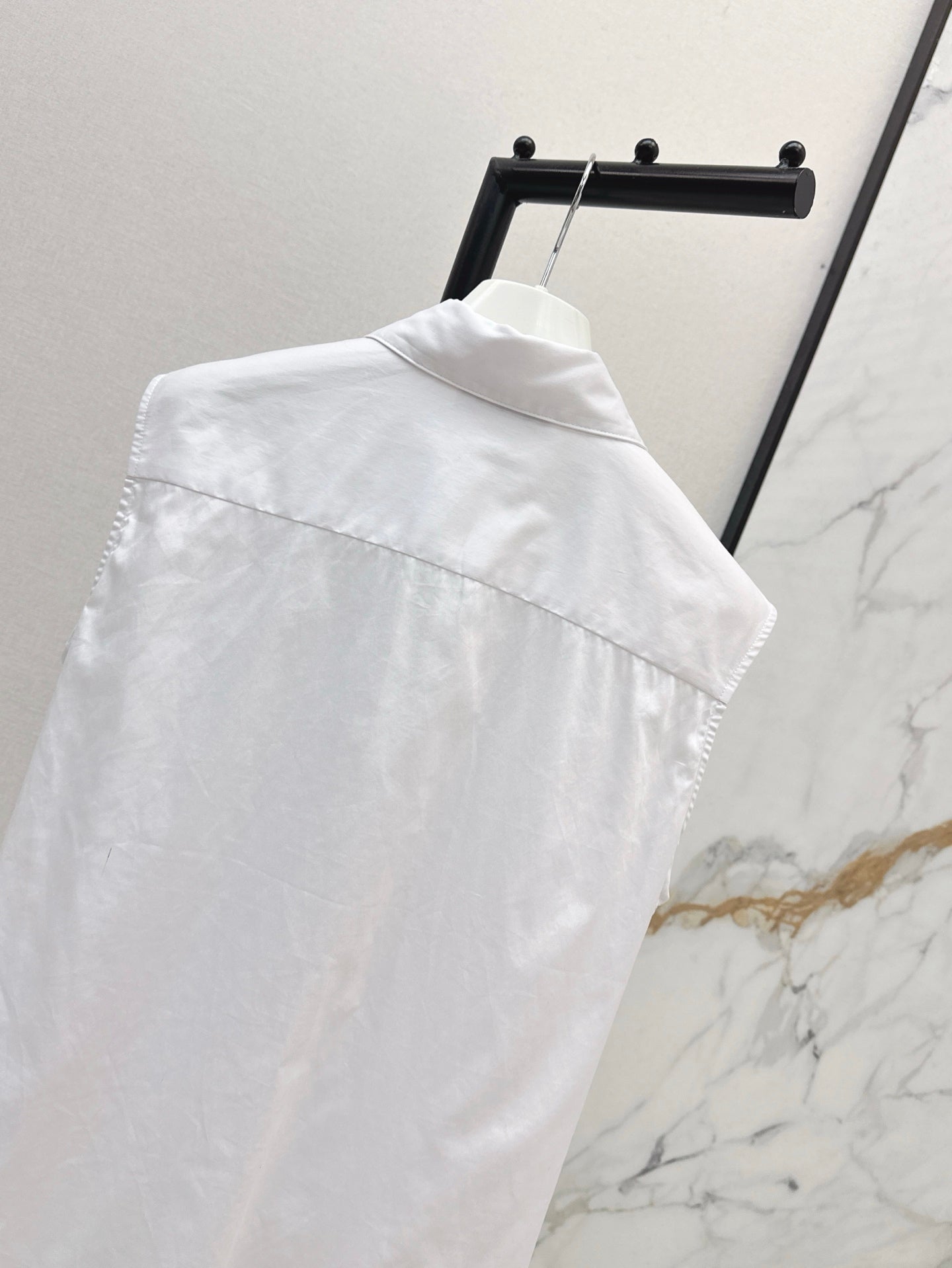 Loe* 25ss Draped sleeveless shirt in cotton
