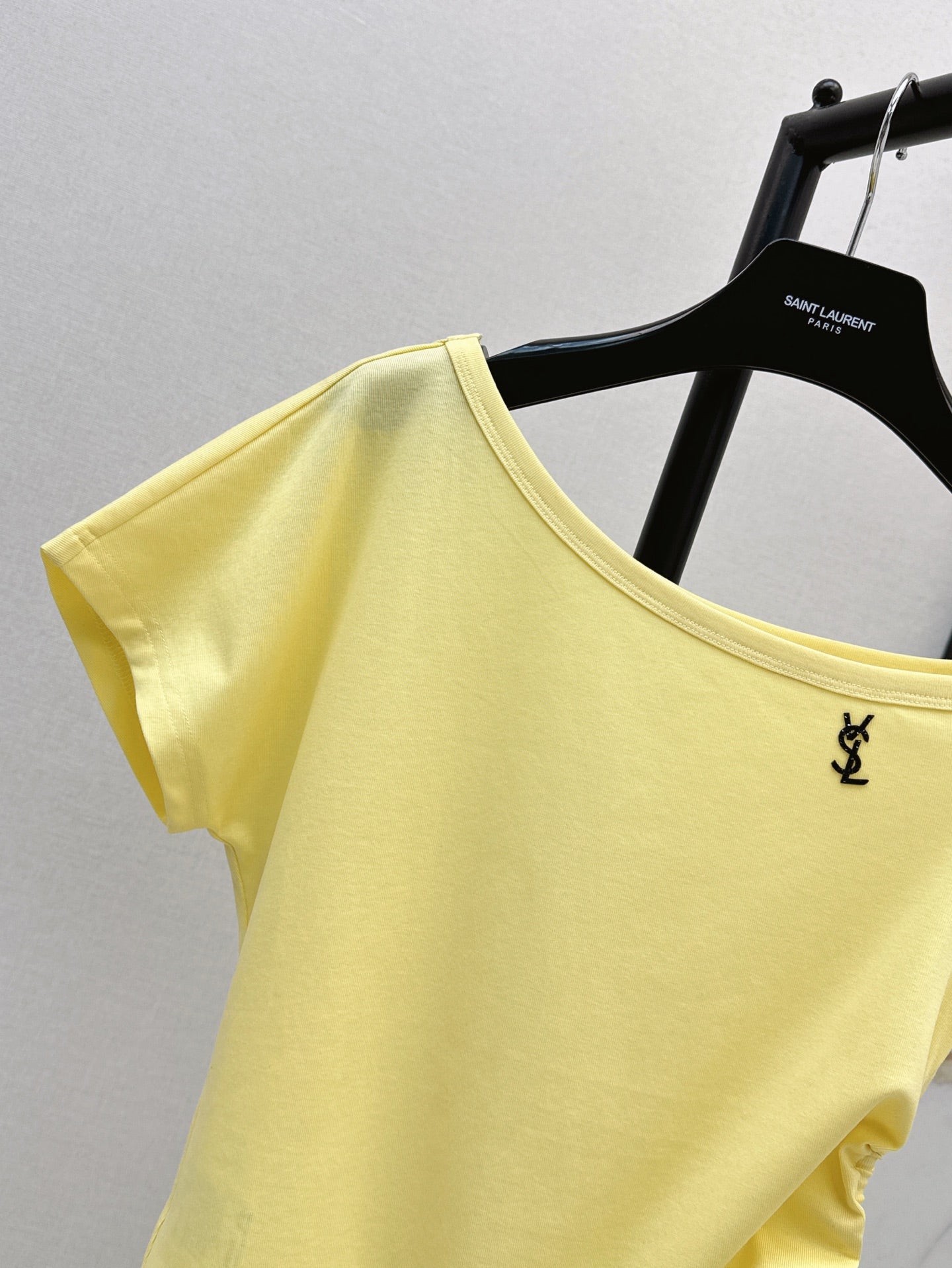 YS* 25ss Off-shoulder top