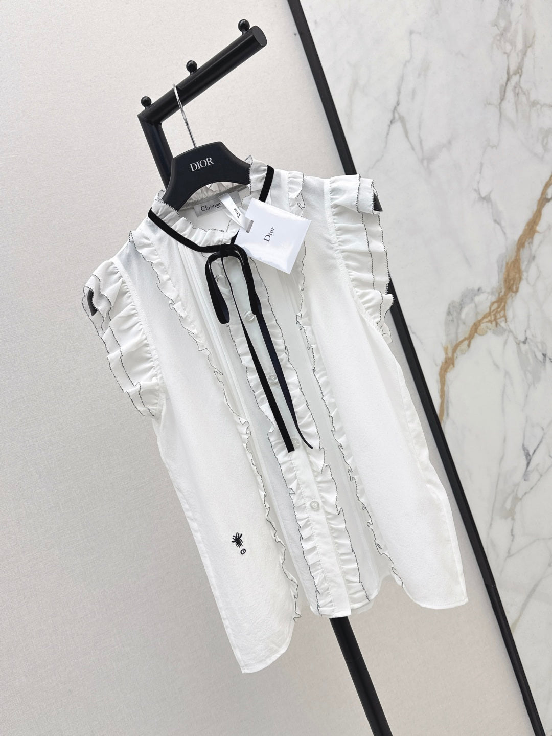 D*r 25ss Ruffled sleeveless shirt with black velvet lace-up
