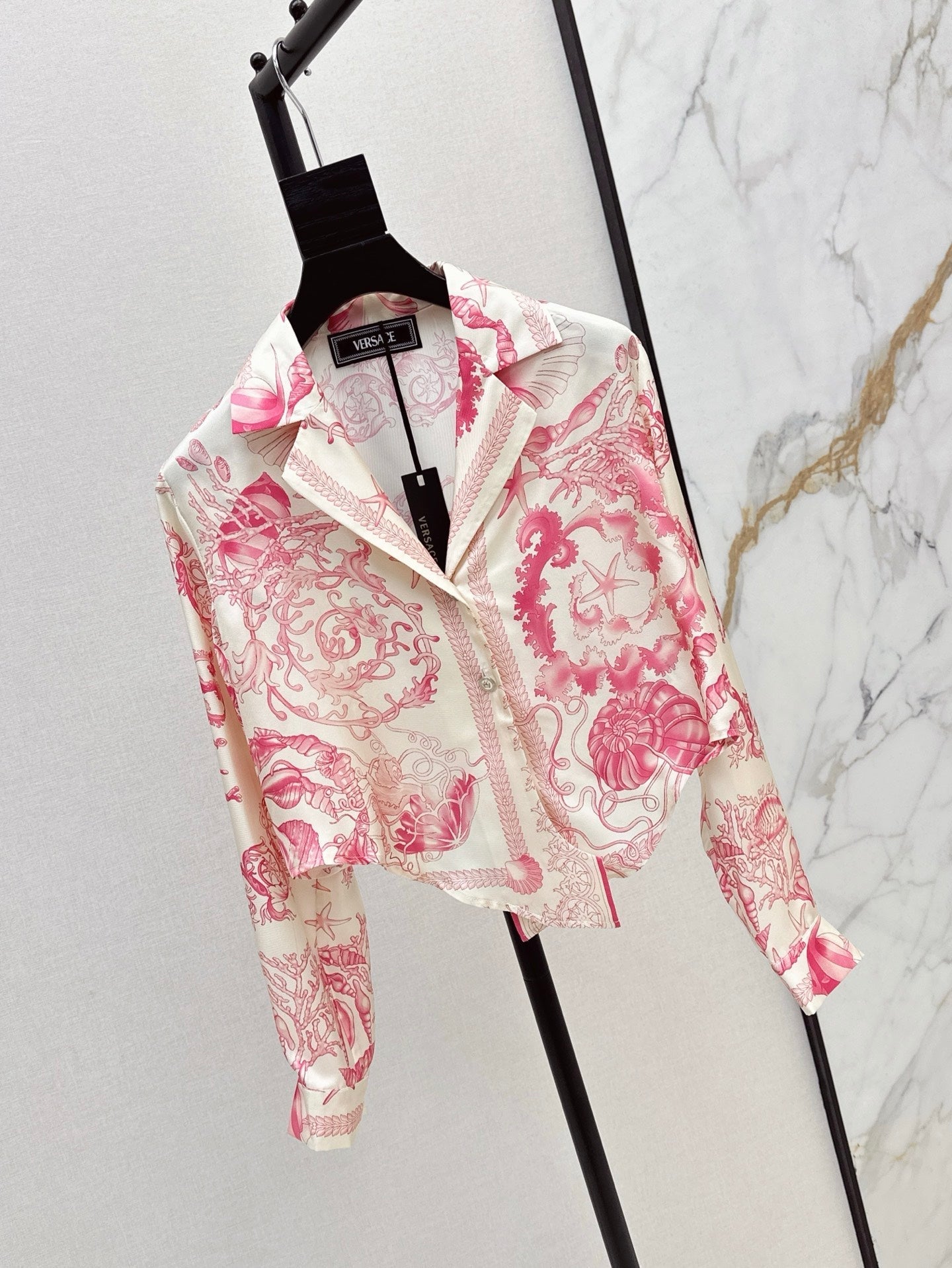Versa* 25ss printed silk crop shirt