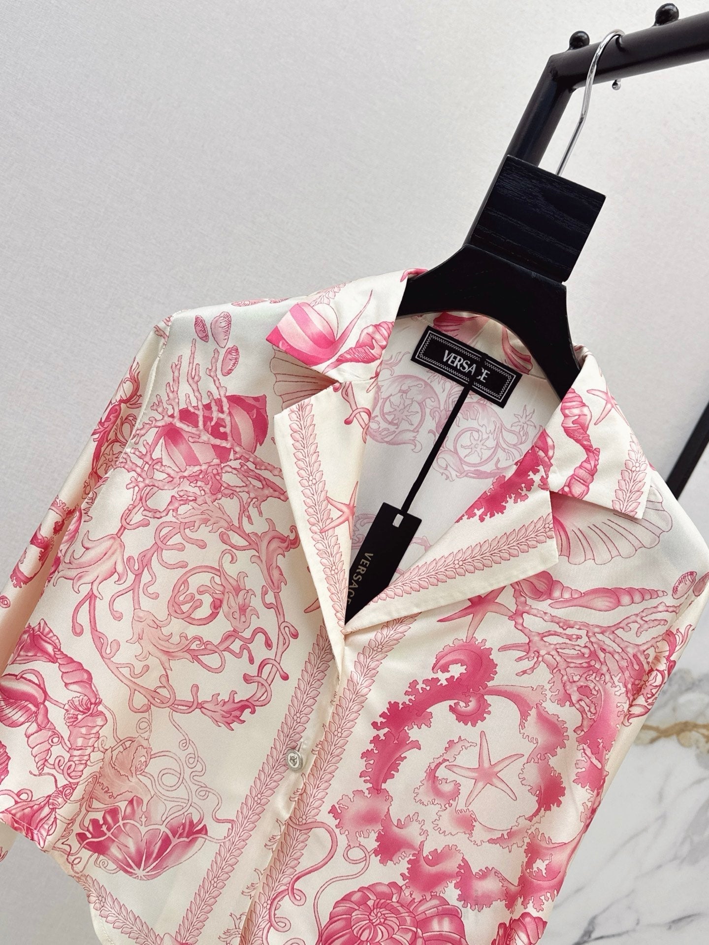 Versa* 25ss printed silk crop shirt