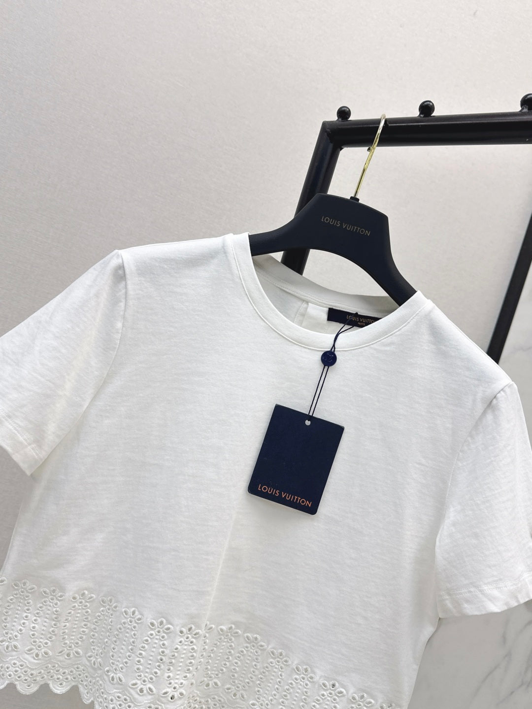 Loui* 25ss embroidered trim cropped top