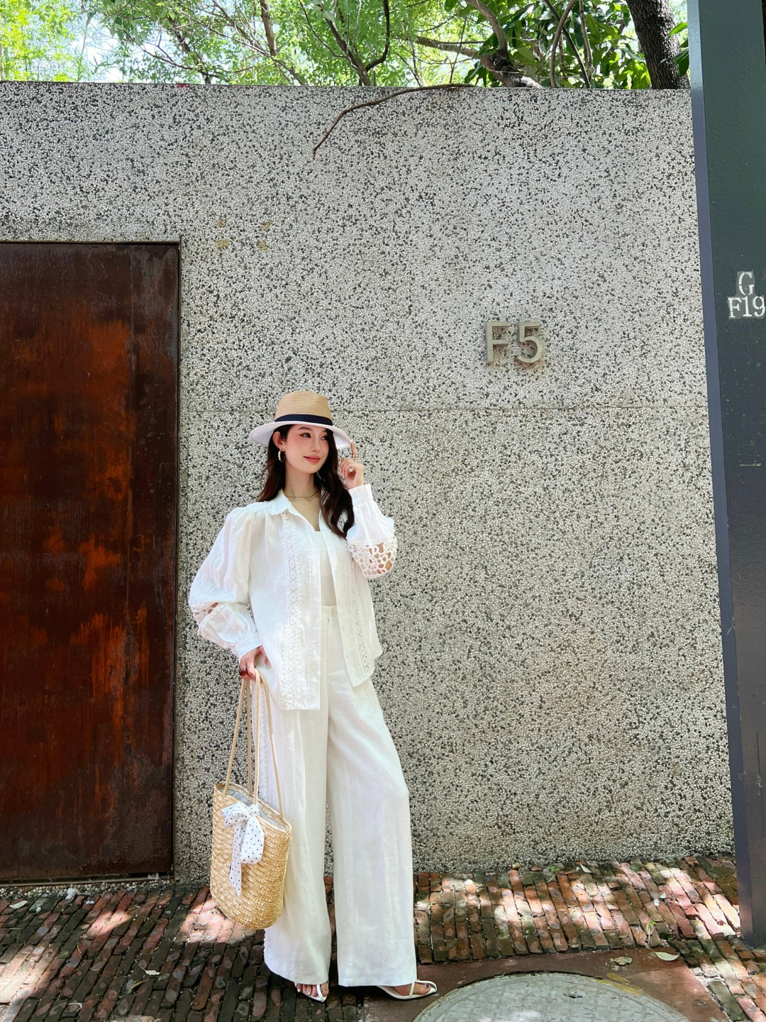 Zim* 25ss embroidered linen shirt