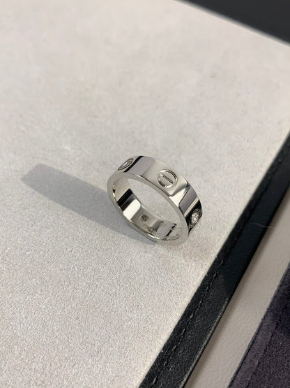 Classic and stylish ring