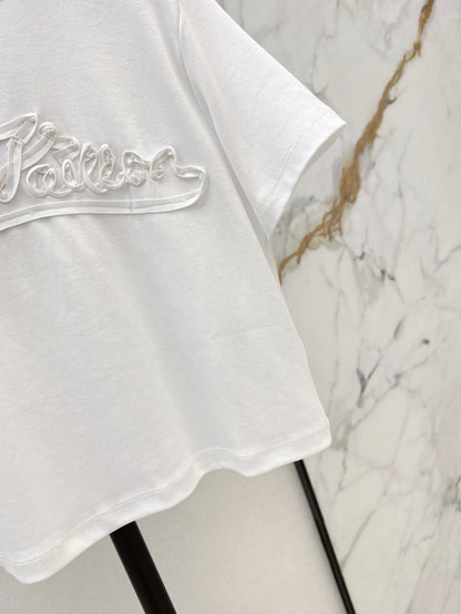 Loui* 25ss Cropped T-shirt with embossed pattern