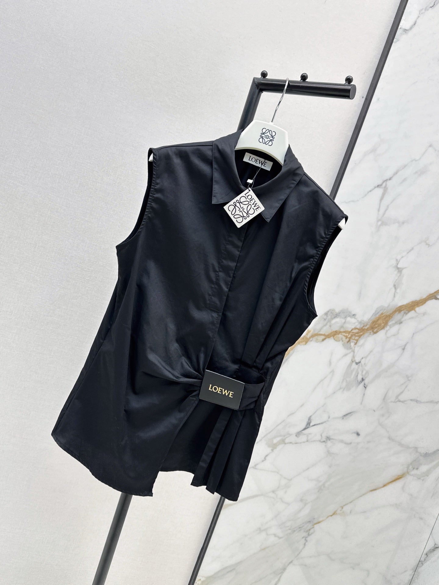 Loe* 25ss Draped sleeveless shirt in cotton