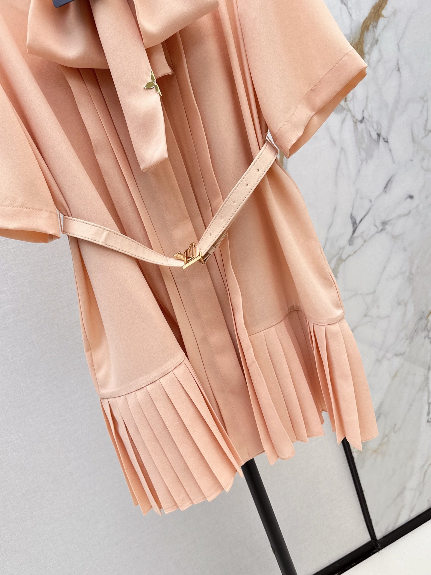 Loui* 25ss flowing bow tie pleated dress