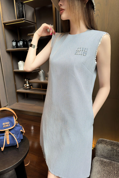 M*u 25ss logo patch straight dress