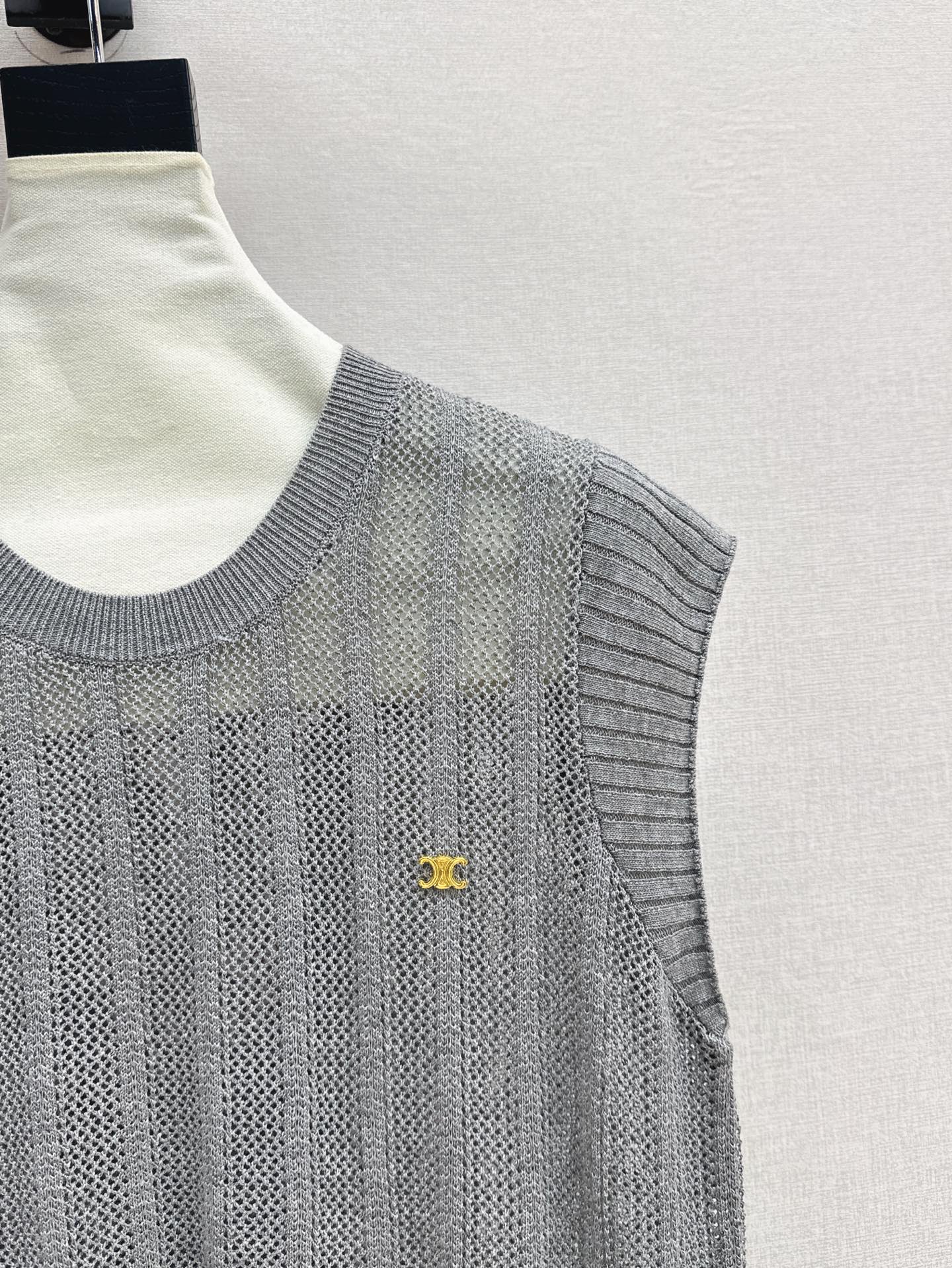 Cel* 25ss lace back sleeveless sweater
