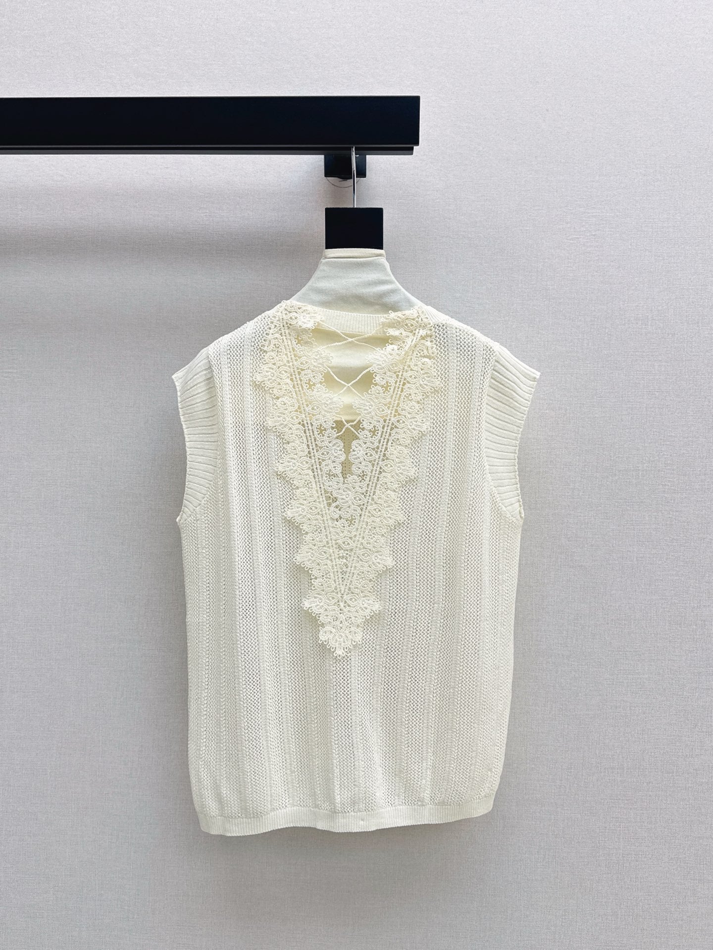 Cel* 25ss lace back sleeveless sweater