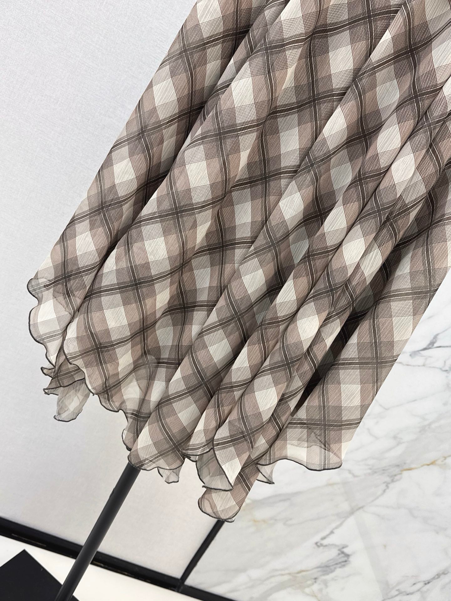 Loe* 25ss Asymmetric plaid skirt