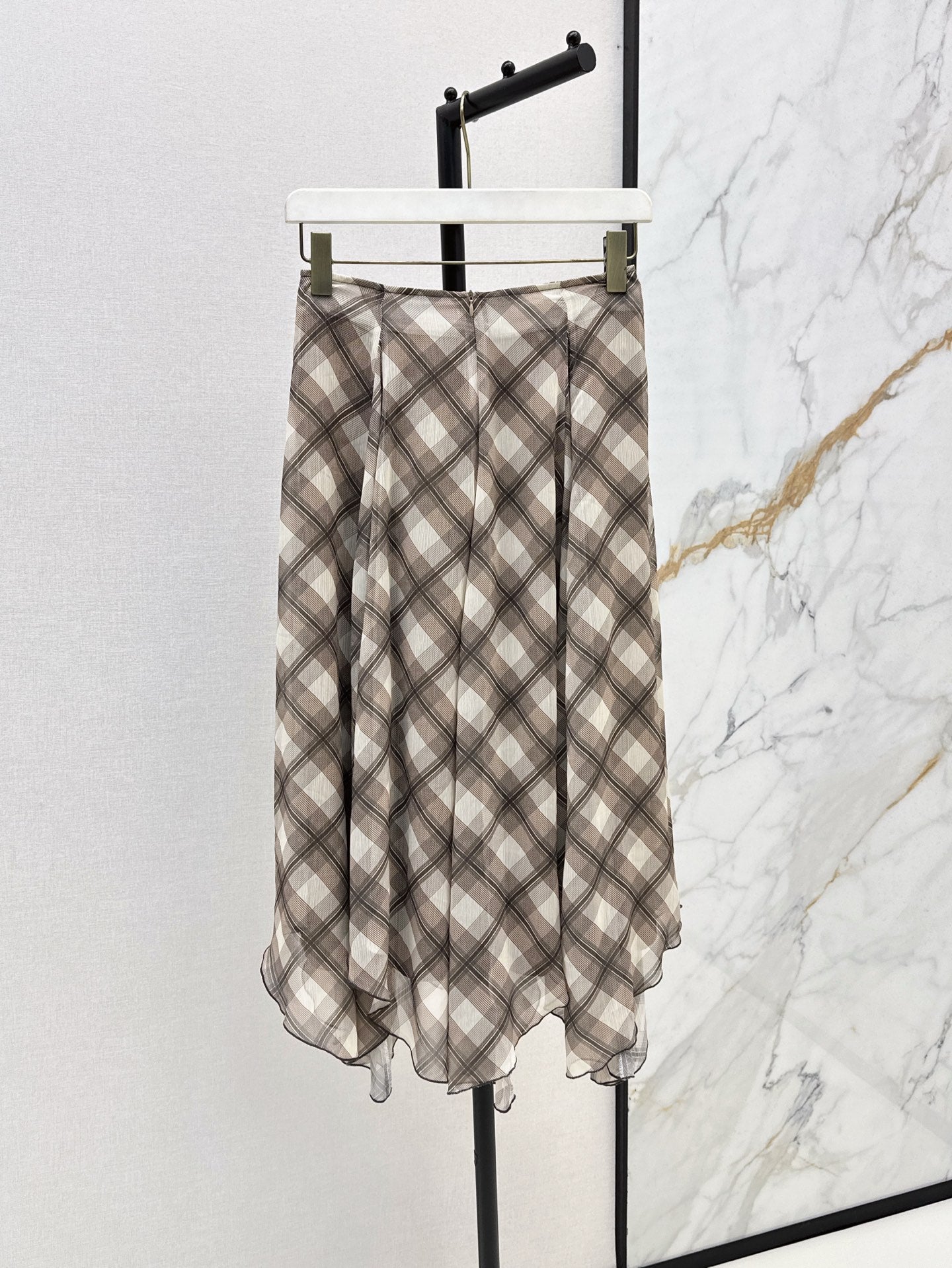 Loe* 25ss Asymmetric plaid skirt