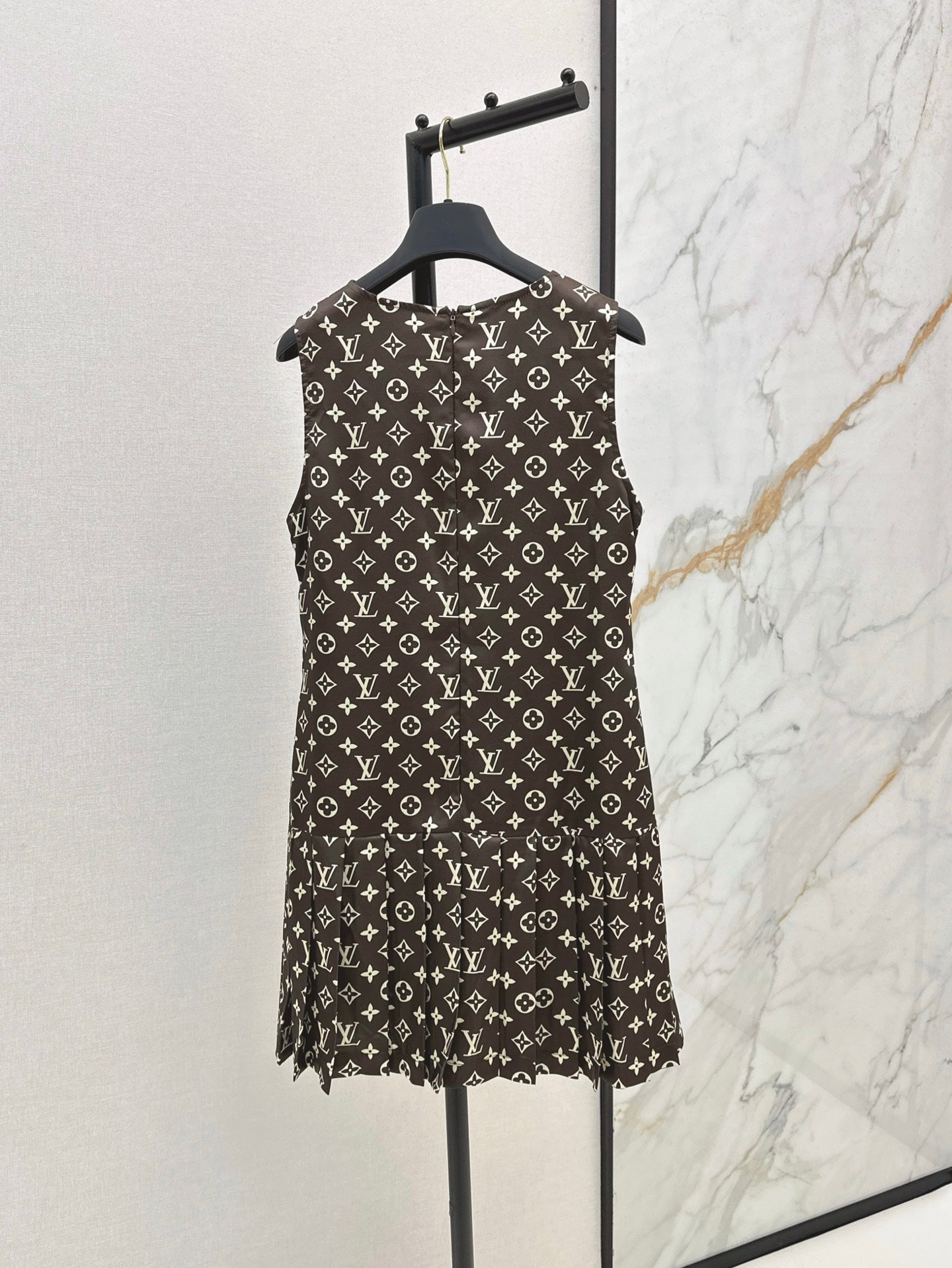 Loui* monogram pleated dress