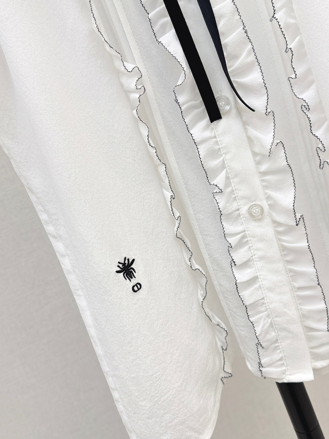 D*r 25ss Ruffled sleeveless shirt with black velvet lace-up