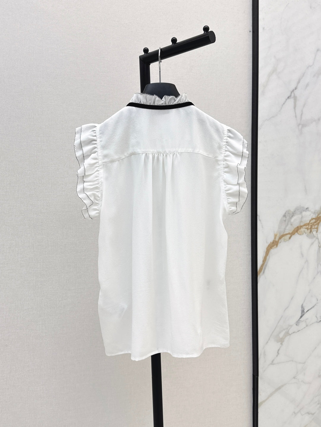 D*r 25ss Ruffled sleeveless shirt with black velvet lace-up