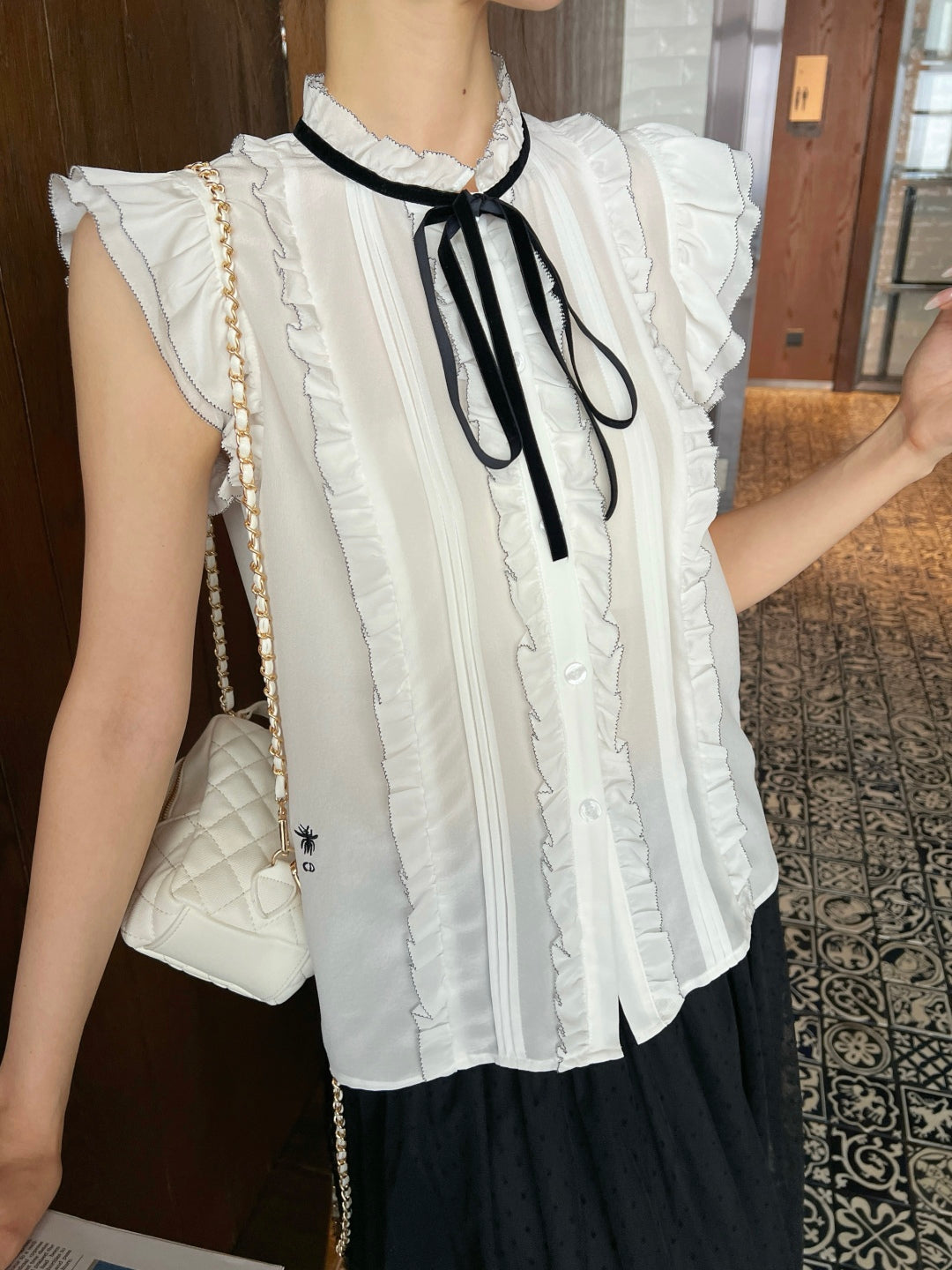 D*r 25ss Ruffled sleeveless shirt with black velvet lace-up
