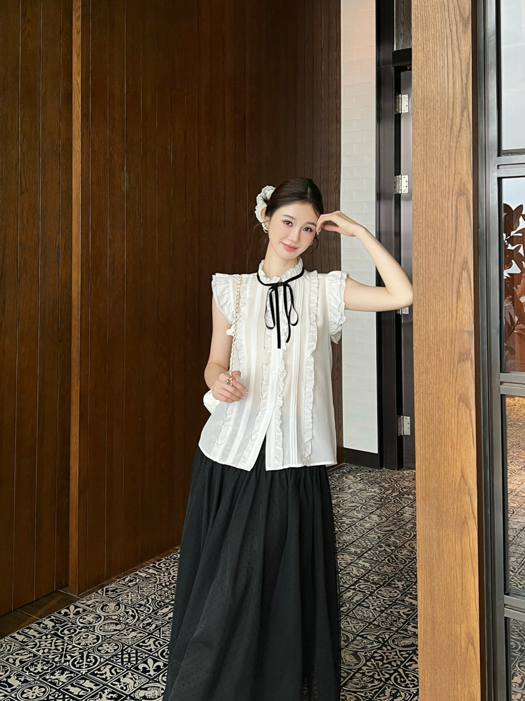 D*r 25ss Ruffled sleeveless shirt with black velvet lace-up