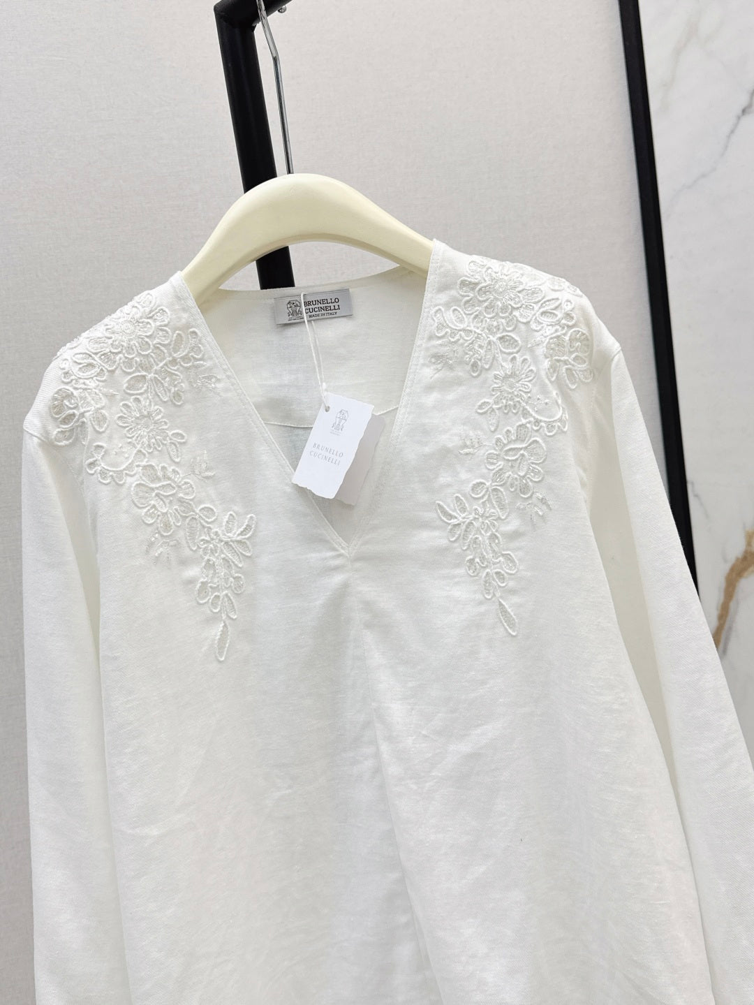 Brune*C 25ss embroidered linen blouse