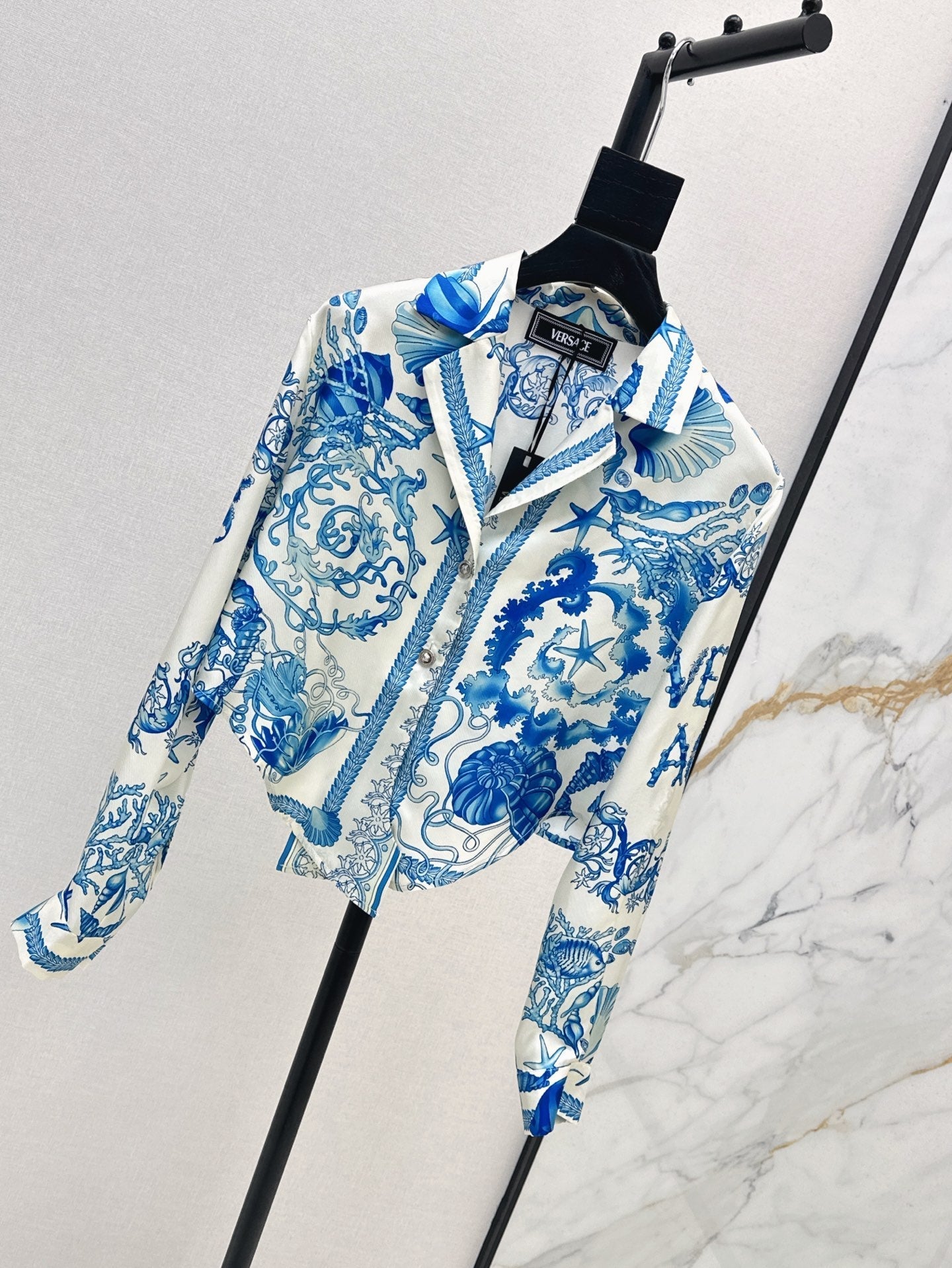 Versa* 25ss printed silk crop shirt