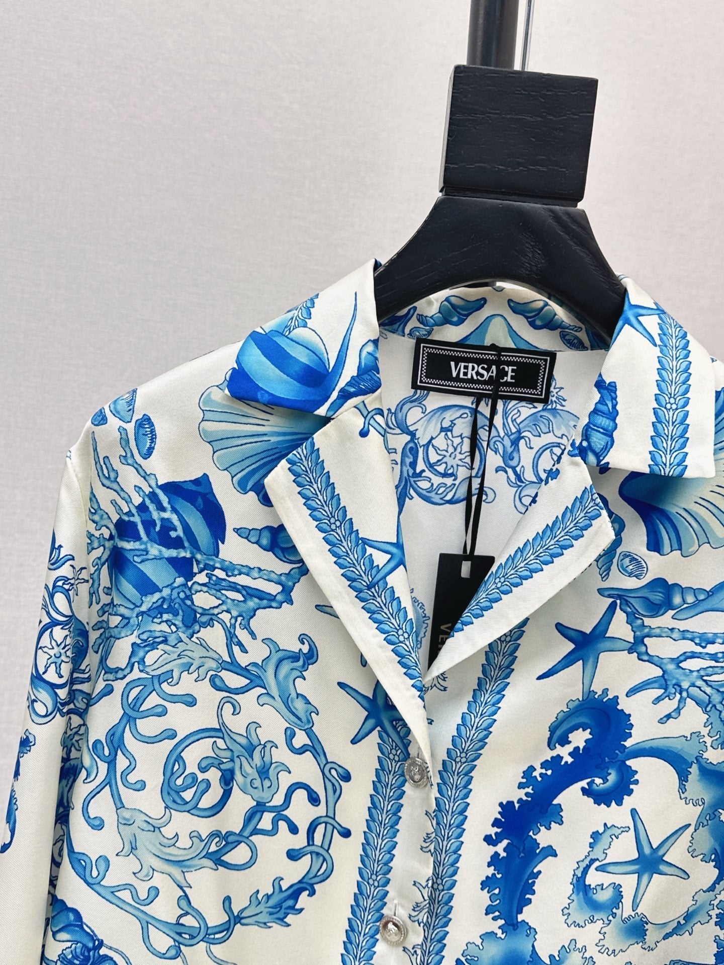 Versa* 25ss printed silk crop shirt