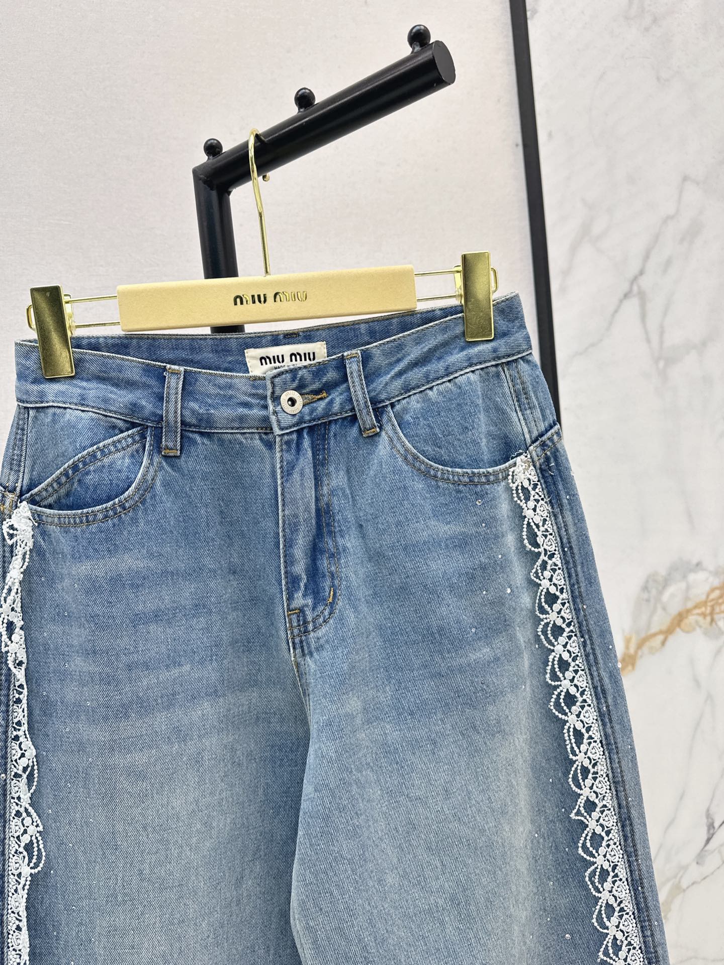 M*u 25ss embroidered trim rhinstones jeans