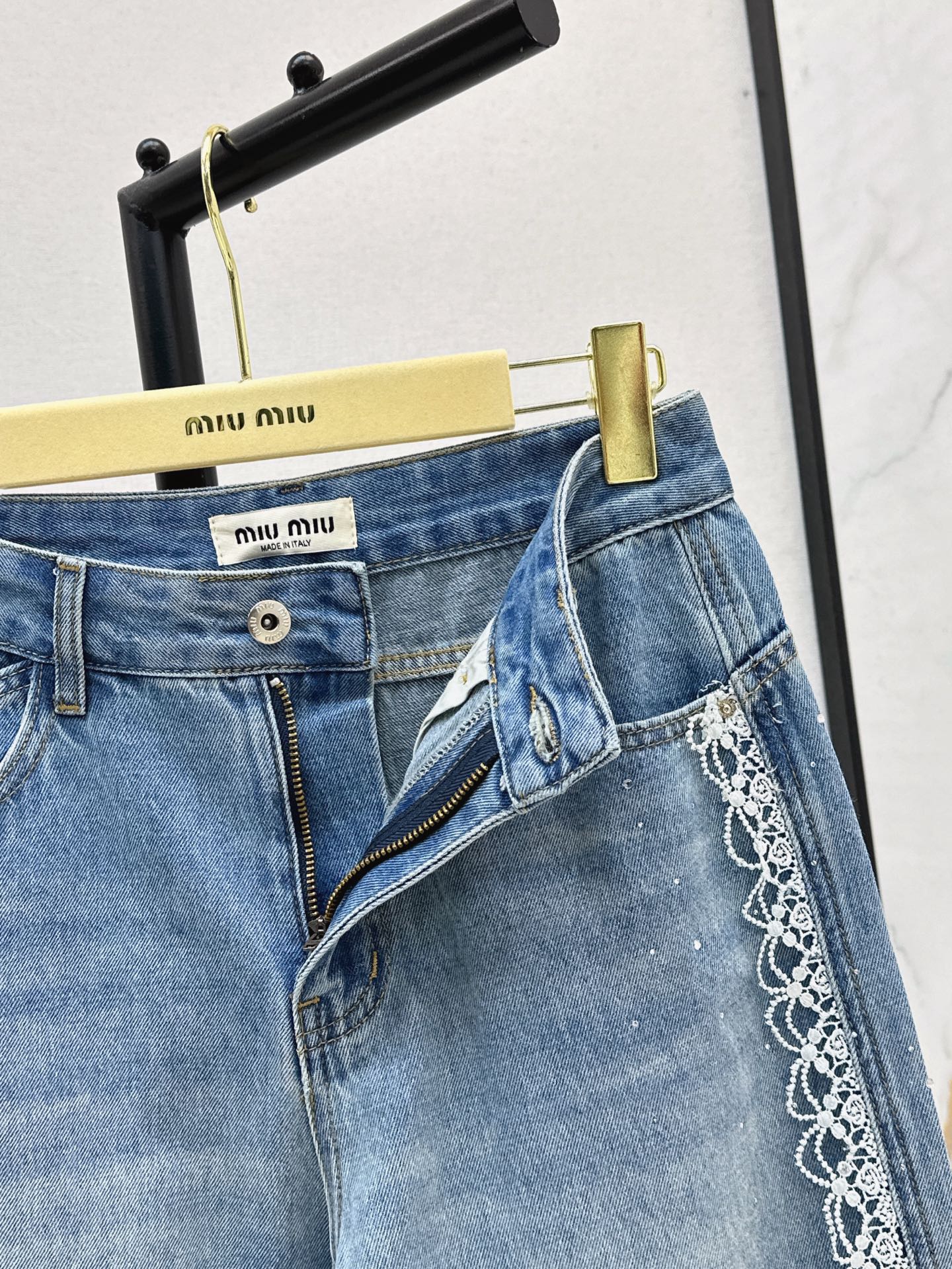 M*u 25ss embroidered trim rhinstones jeans