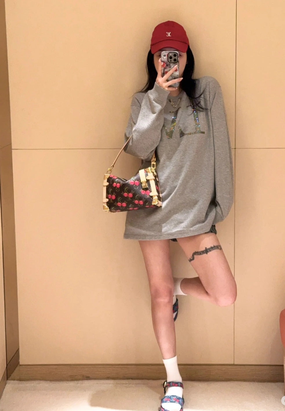 Loui* 25ss rhinestone signature hoodie